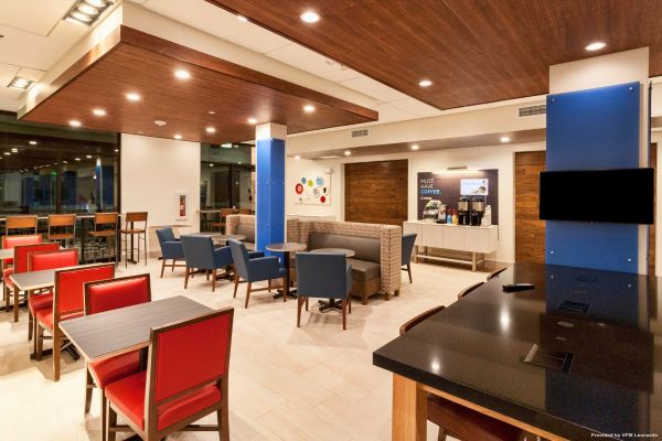 Holiday Inn Express & Suites DODGE CITY (Dodge City)